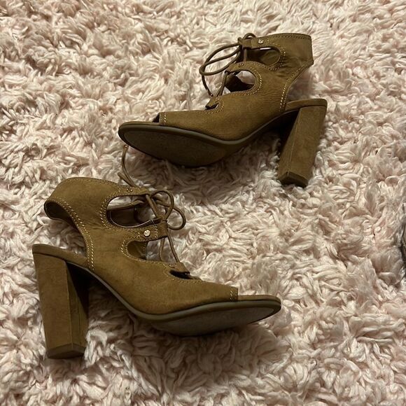 Indigo Rd. Size 8. Tan Heels - Picture 2 of 5